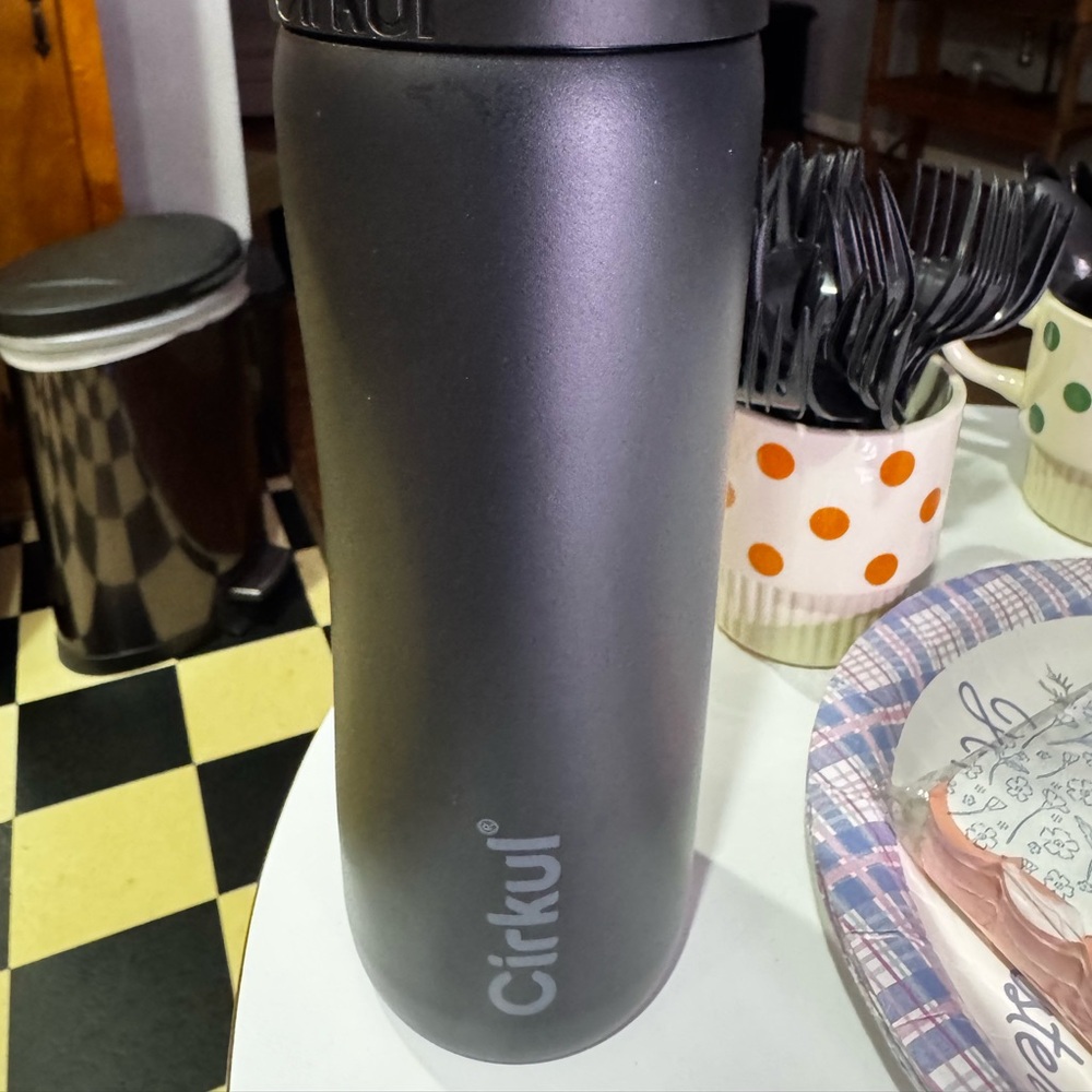 Cirkul Matte Black Water Bottle - Sleek Travel Bottle